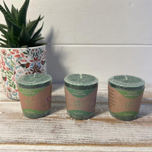 Load image into Gallery viewer, Set of 3 Heart (Green) - Chakra Candle | Standing at about 4.5 centimetres tall (1.75 inches), delicate aromas of Lavandin, Orange, and Tangerine,