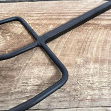 Load image into Gallery viewer, Traditional twist handle cast iron toasting fork