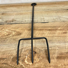 Load image into Gallery viewer, Traditional twist handle cast iron toasting fork