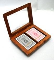𝗟𝗨𝗫𝗨𝗥𝗬 𝗪𝗢𝗢𝗗𝗘𝗡 𝗣𝗟𝗔𝗬𝗜𝗡𝗚 𝗖𝗔𝗥𝗗 𝗕𝗢𝗫 – 2 Decks, Brass Inlay, clear hinged lid