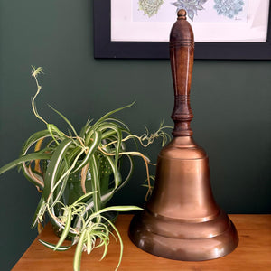 𝗘𝗫𝗧𝗥𝗔 𝗟𝗔𝗥𝗚𝗘 𝟰𝟱𝗖𝗠 𝗔𝗟𝗨𝗠𝗜𝗡𝗜𝗨𝗠 𝗦𝗖𝗛𝗢𝗢𝗟 𝗕𝗘𝗟𝗟 with Wooden Handle – Antique Brass Finish School & Service Bell