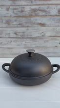 Load and play video in Gallery viewer, 24cm Cast Iron 𝗗𝗨𝗧𝗖𝗛 𝗢𝗩𝗘𝗡 𝗕𝗥𝗘𝗔𝗗 𝗣𝗔𝗡 – Matte Black, Ideal for Artisan &amp; Sourdough Bread
