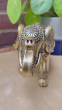 Load and play video in Gallery viewer, Exquisite Golden Elephant Statue: Elegant Ornament in Brilliant Gold Hue - Perfect for Home Decor
