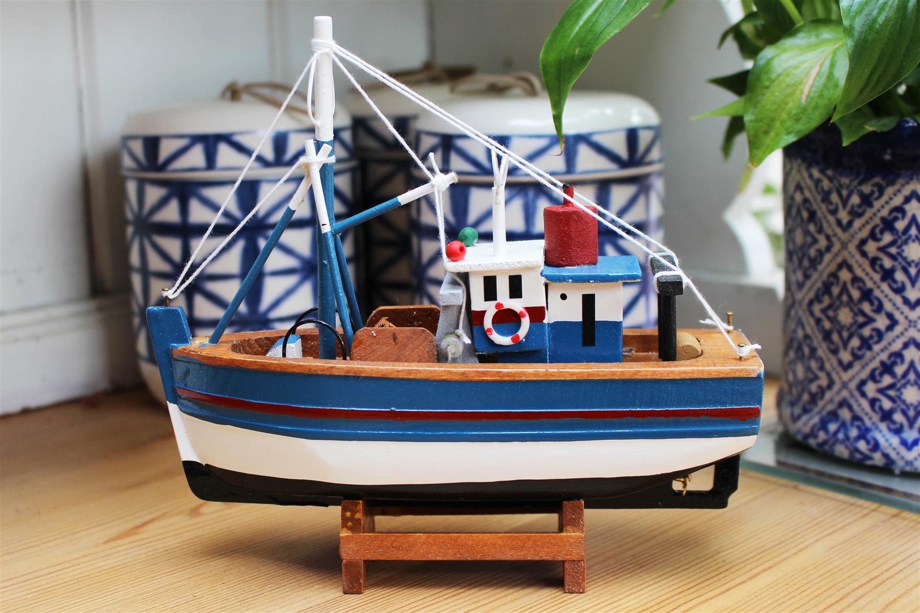 Wooden model Navy and White Hull fishing boat with realistic fishing f –
